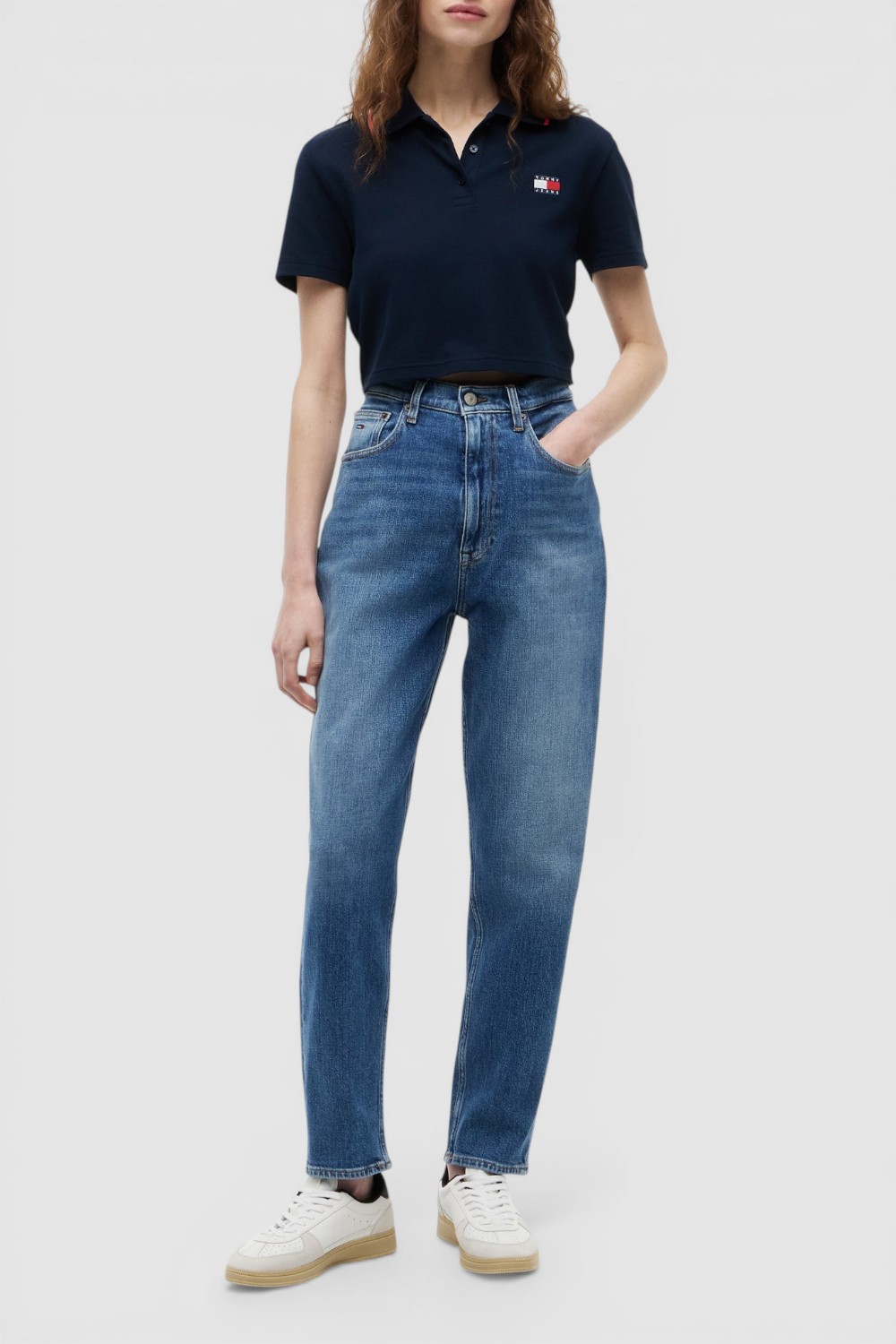 תמונת כל הלוק של מכנסי ג'ינס Mom Fit